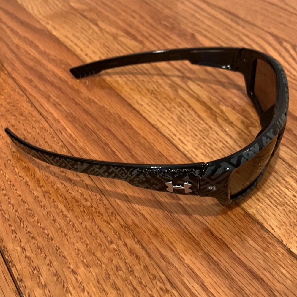 boy’s under armour grey/black sunglasses - Picture 3 of 6